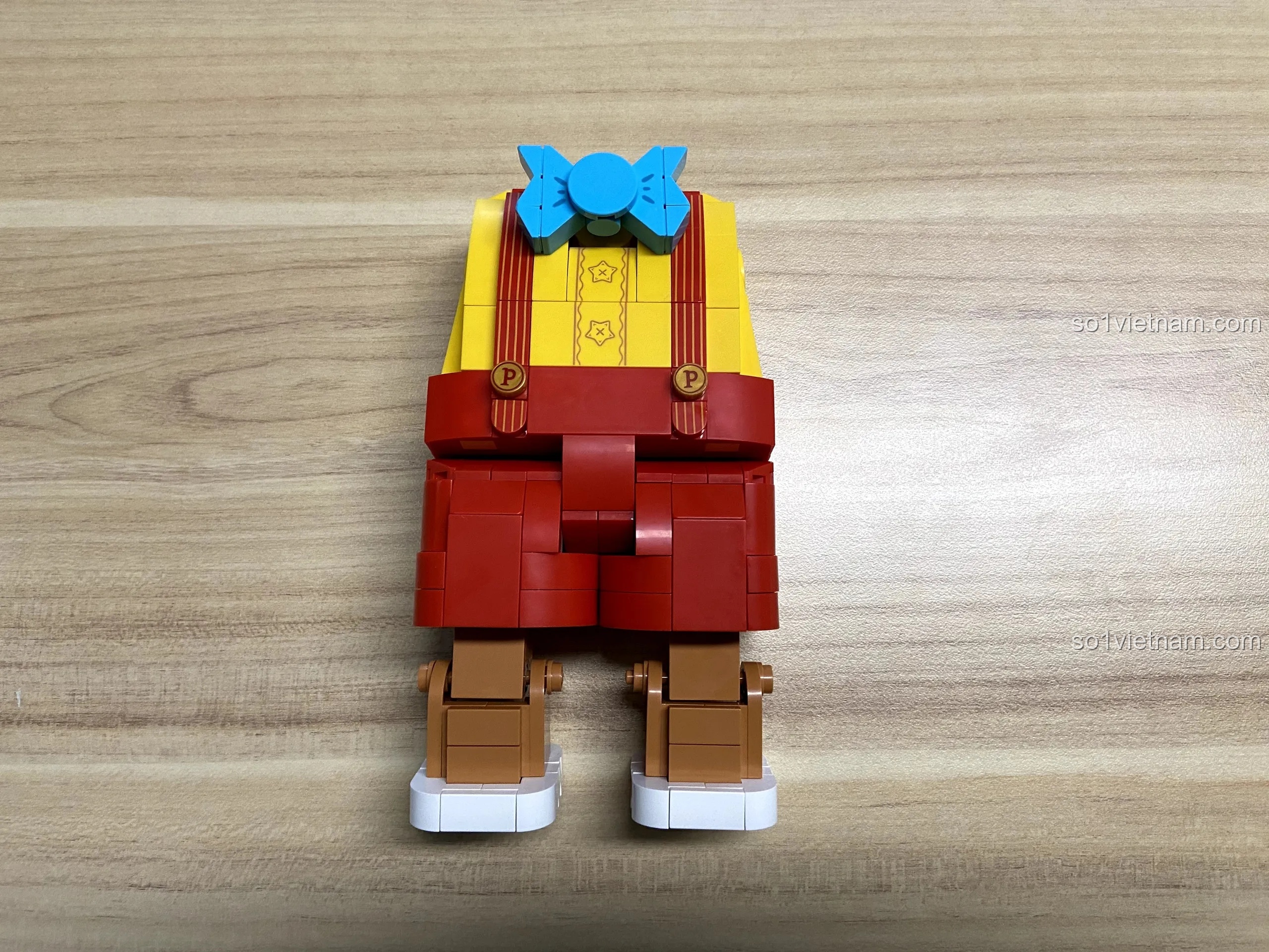 Mặt sau phần thân và cấu trúc đầu của Pinocchio, cho thấy chi tiết lắp ráp.