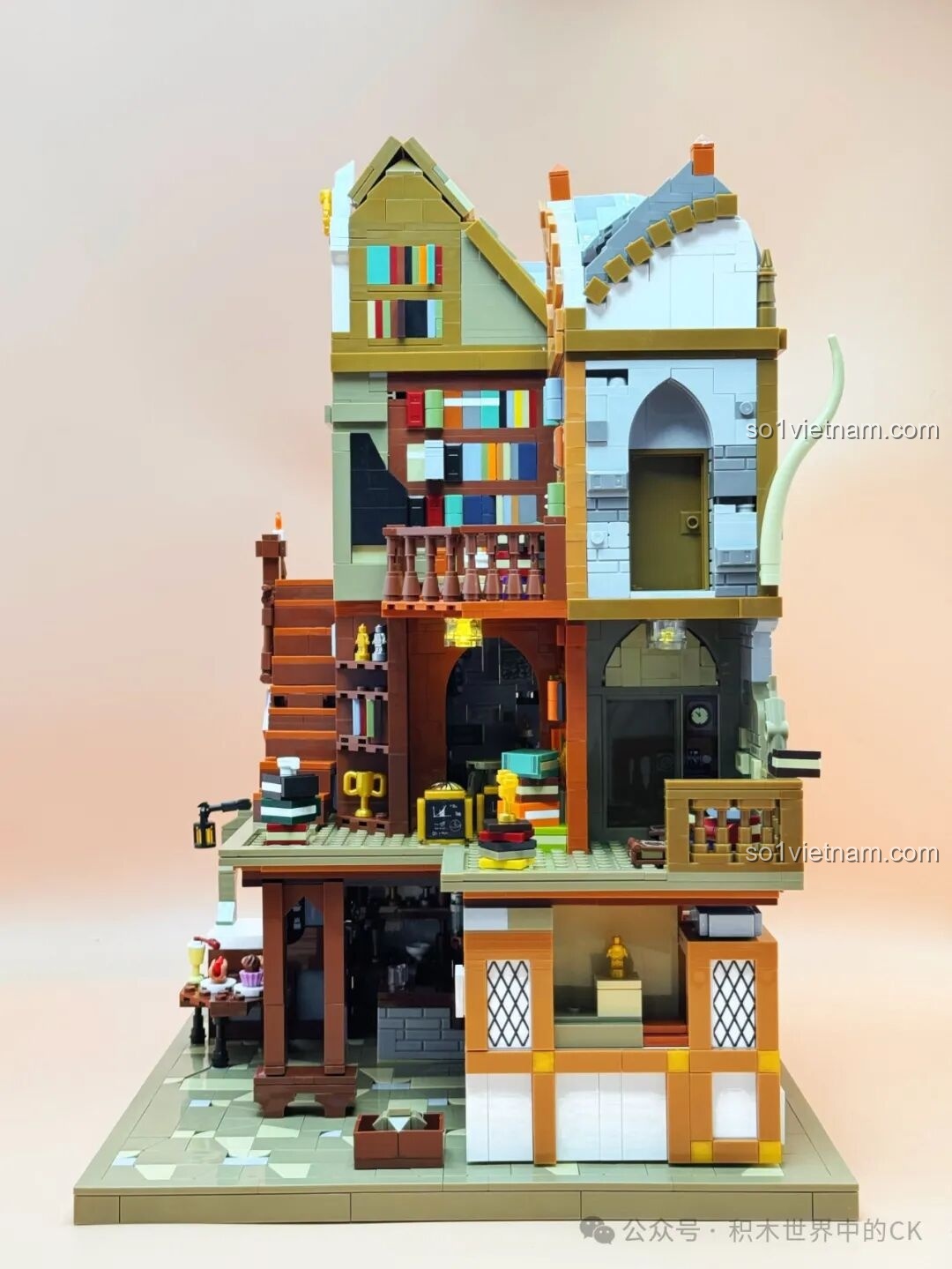 Mặt sau của mô hình JIESTAR 57016 Thư viện Châu Âu Thời Trung Cổ, với các chi tiết tường gạch và dây leo.