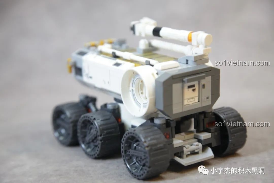 Mặt sau của Xe Di Động Căn Cứ Mặt Trăng SEMBO 107106, thể hiện các chi tiết phía sau xe.