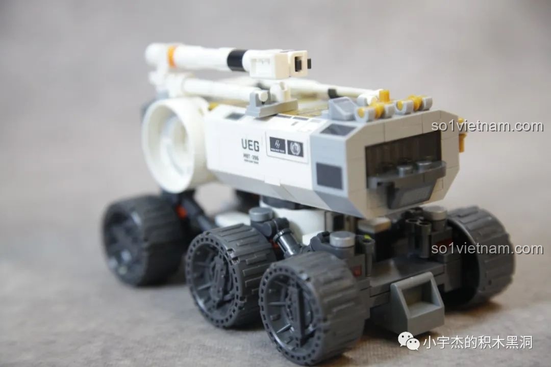 Mặt trên của Xe Di Động Căn Cứ Mặt Trăng SEMBO 107106, với các tấm pin năng lượng mặt trời.