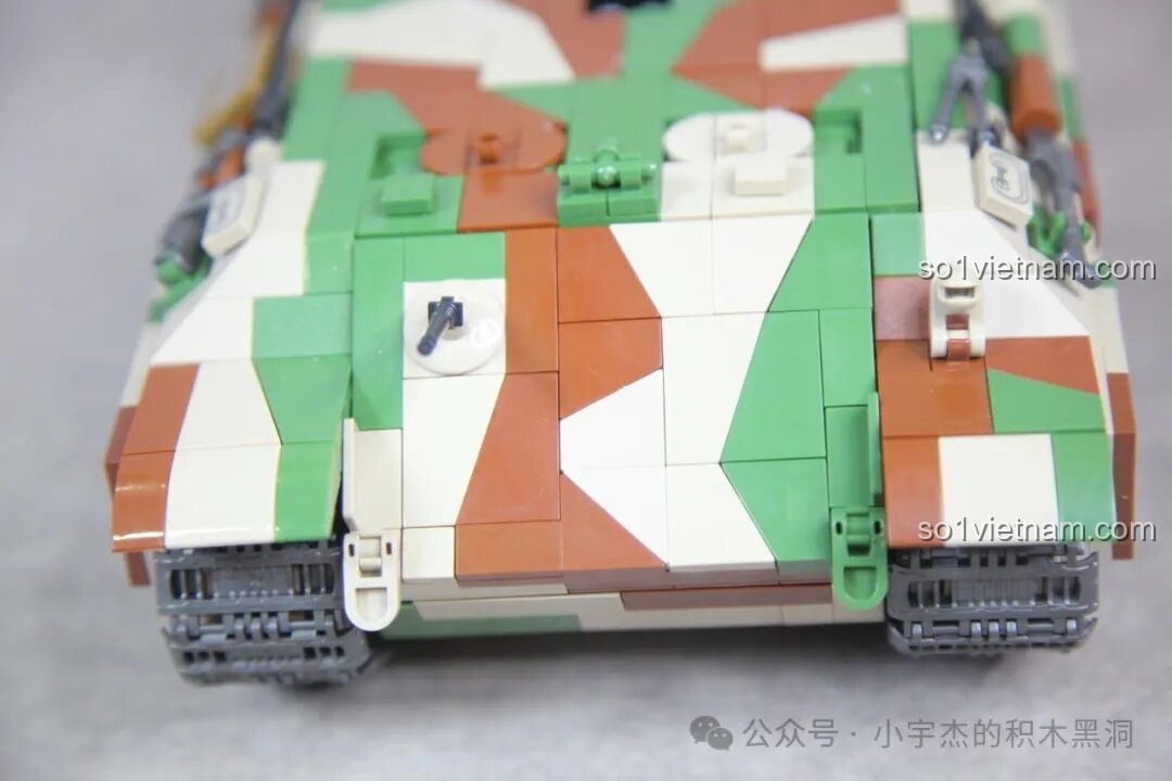 Mặt trước của thân xe tăng Panther G 100252 sau khi đã được gắn đầy đủ các chi tiết nhỏ.