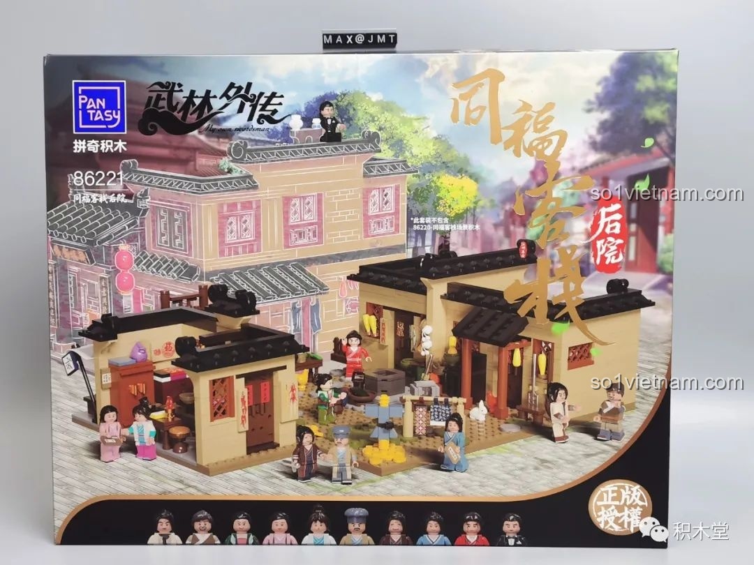 Mặt trước hộp của bộ xếp hình Pantasy 86221, in hình Sân Sau Khách Điếm Đồng Phúc và 10 minifigures.