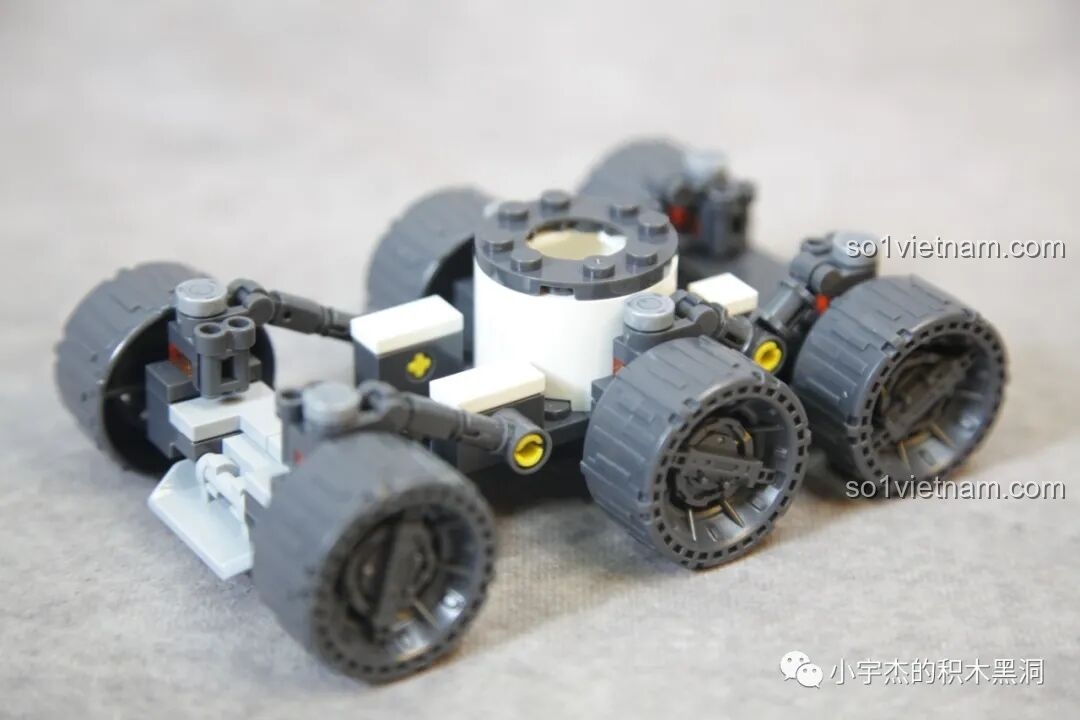 Mặt trước của khung gầm xe căn cứ, thể hiện cấu trúc vững chắc và chi tiết.