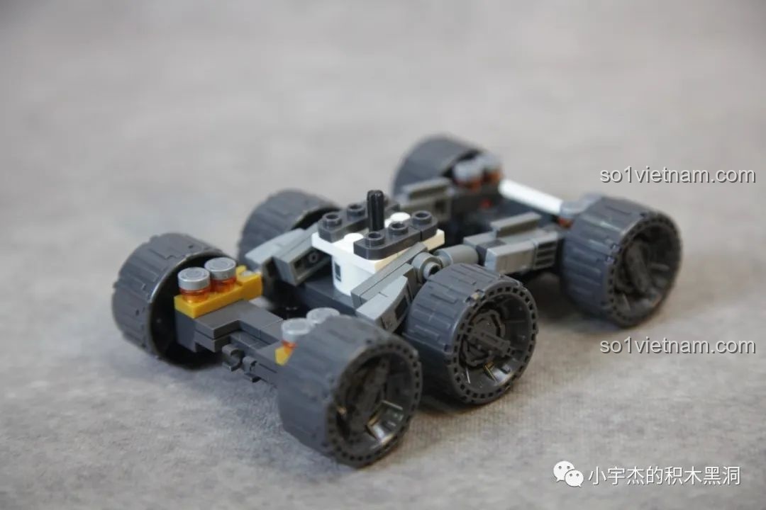 Mặt trước của khung gầm xe vận tải, thể hiện sự vững chãi và thiết kế kỹ thuật.