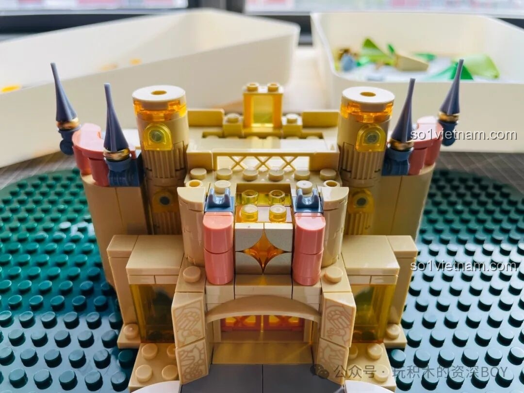 Mặt trước của Lâu Đài Hoa Rừng Femibox S2238 đang dần hình thành với các chi tiết trang trí.