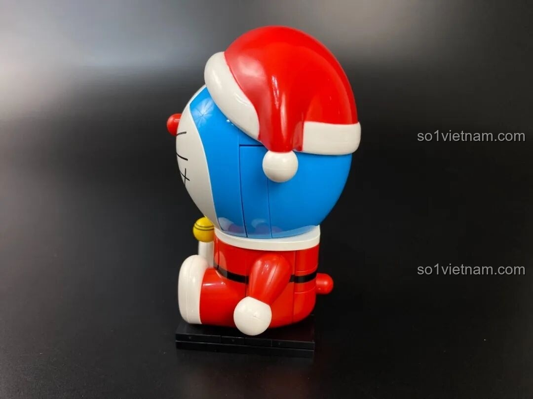 Nhìn từ phía trước, mô hình Doraemon Giáng Sinh trông rất vui tươi và rạng rỡ, sẵn sàng cho mùa lễ hội.