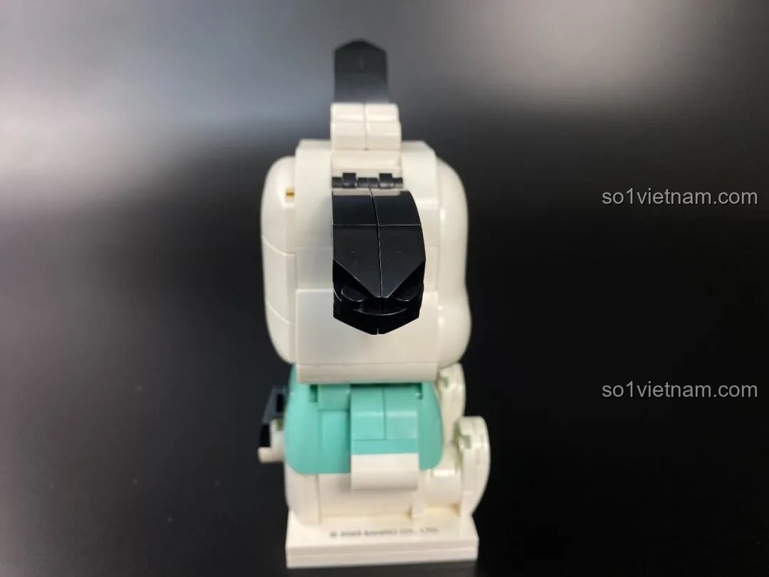 Nhìn từ phía trước, figure Pochacco KUPPY trông rất cân đối và đáng yêu với đôi tai vểnh đặc trưng.