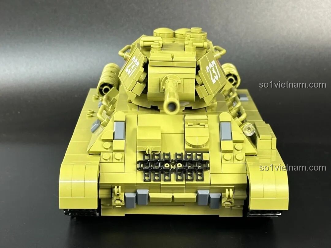 Mặt trước của mô hình xe tăng T-34 2012 với lớp giáp nghiêng và các chi tiết đèn, móc kéo.