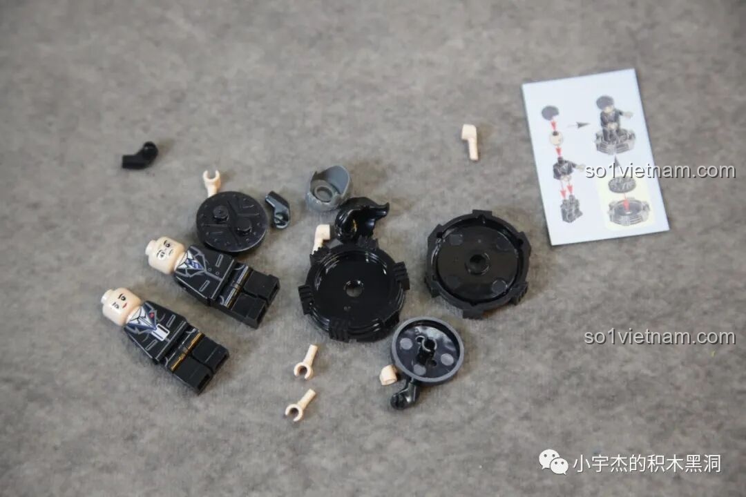 Mặt trước của Robot Khung Cửa SEMBO 107108, thể hiện thiết kế mạnh mẽ và hệ thống vũ khí.