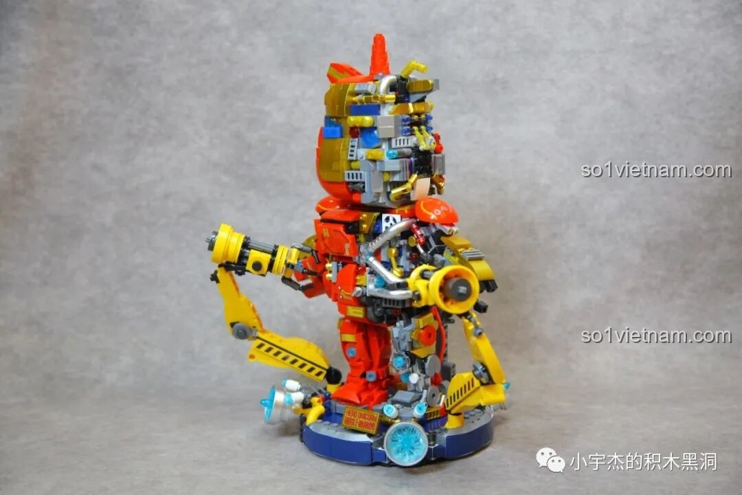 Mặt trước của mô hình ZHEGAO GZ8008 Robot Kỳ Lân Sắt đã hoàn chỉnh, đèn LED đang sáng.