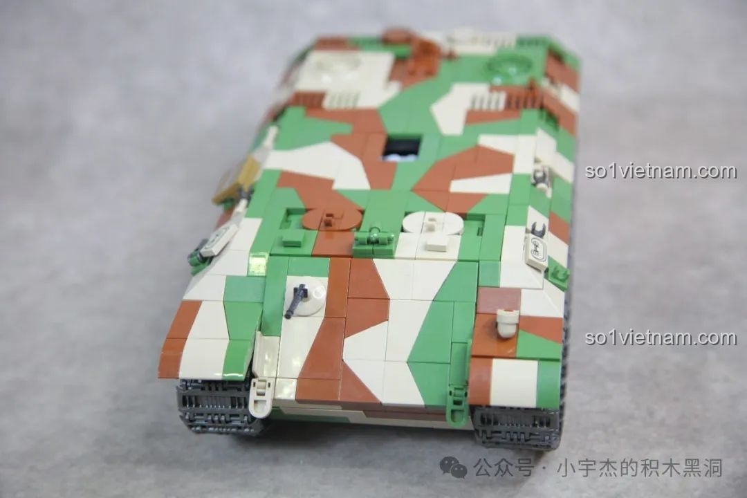 Góc nhìn từ phía trước của thân xe tăng Panther G 100252 với lớp giáp ngụy trang độc đáo.