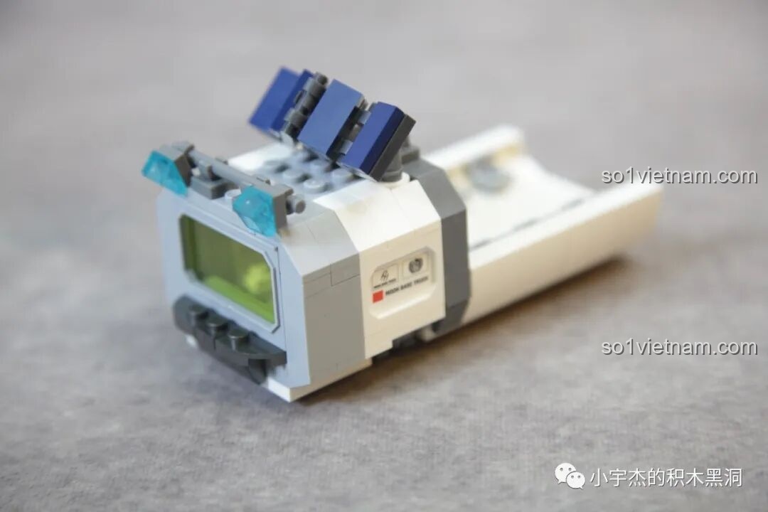 Mặt trước của thân xe vận tải, với kính chắn gió trong suốt và đèn pha.