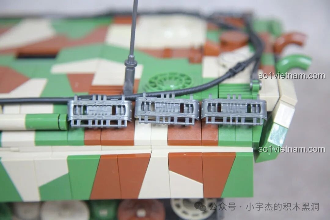 Các mắt xích dự phòng được gắn bên hông xe tăng Panther G 100252, một chi tiết quân sự đặc trưng.