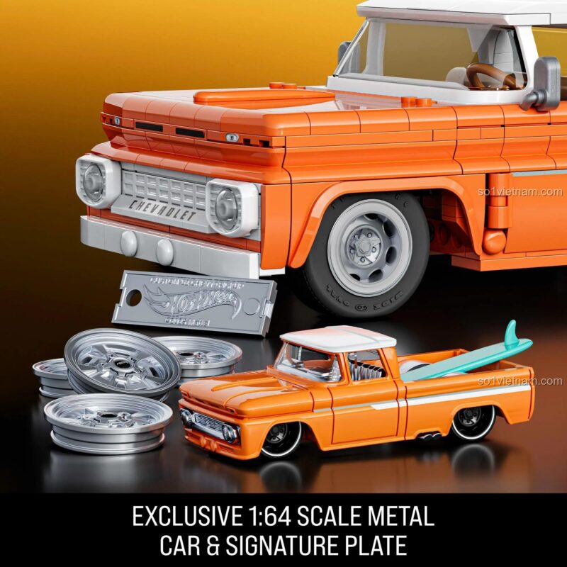 Mô hình xe bán tải Chevy '62 JFT20 đi kèm xe kim loại Hot Wheels tỉ lệ 1:64 và biển tên độc quyền, một món hời giá tốt.