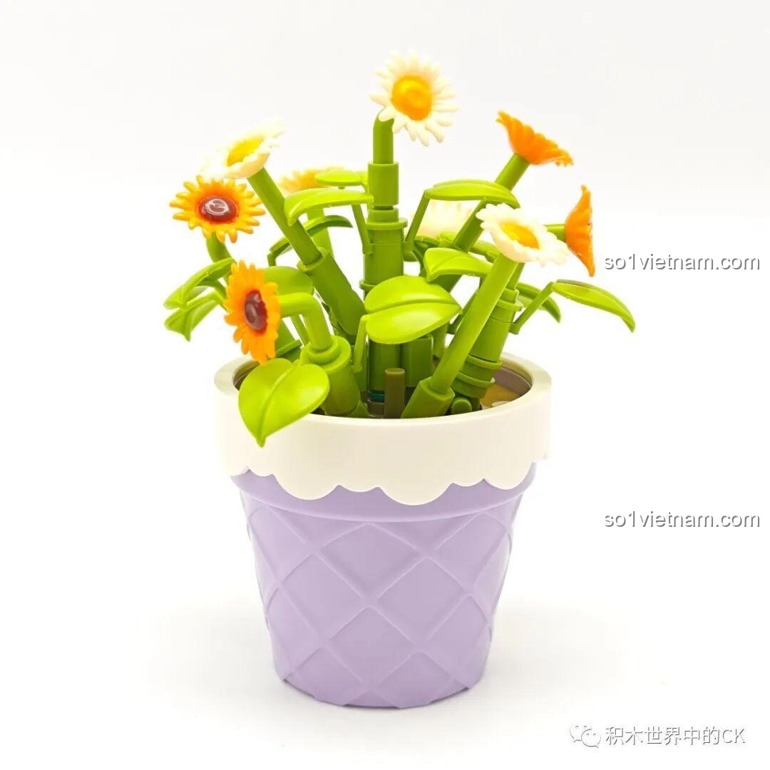 Mô hình Cốc Cúc Chanh Vàng Tươi Sembo 611057 đã hoàn thành, với những bông cúc trắng nhụy vàng trong chậu tím xinh xắn.