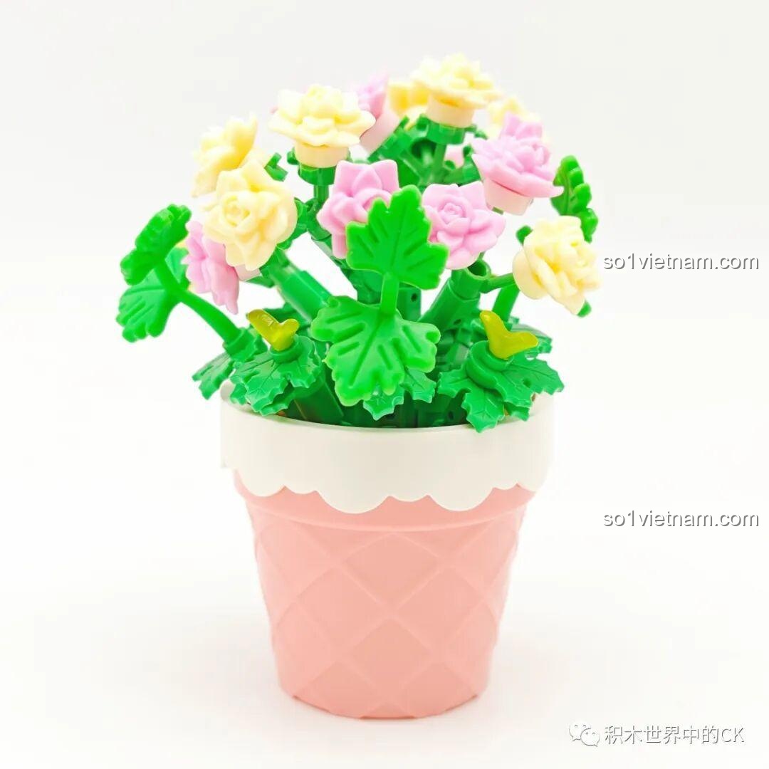 Mô hình Cốc Hoa Vanilla Ngọt Ngào Sembo 611058 đã lắp xong, với những bông hoa hồng và vàng nhỏ li ti trong chậu màu hồng.