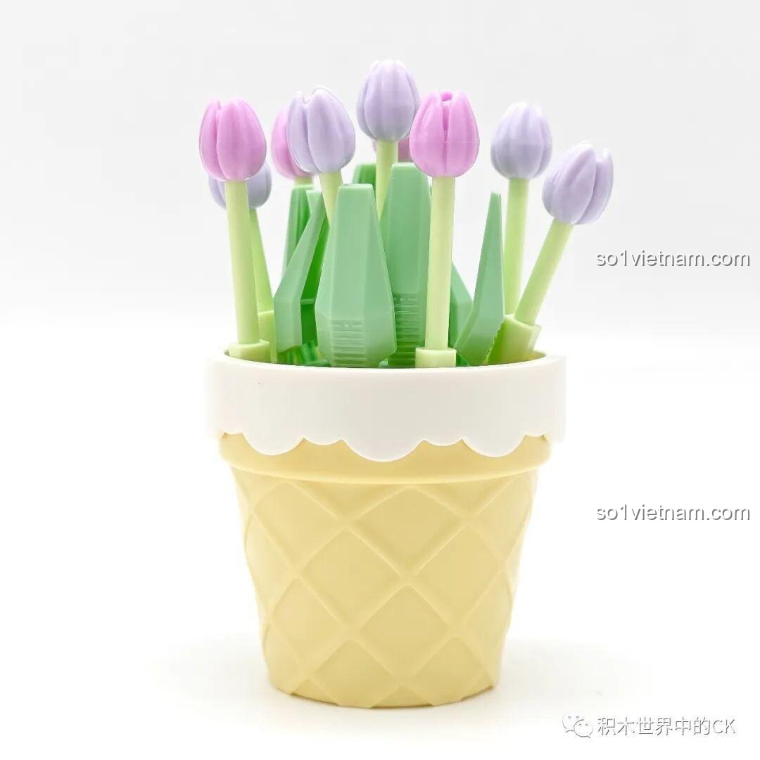 Mô hình Cốc Tulip Tím Mộng Mơ Sembo 611059 hoàn chỉnh, nổi bật với những nụ hoa tulip màu tím pastel trong chậu màu vàng.
