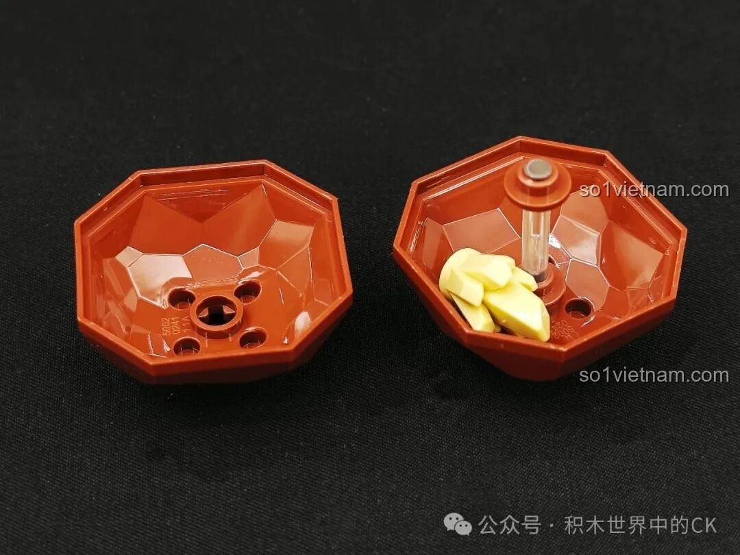 Mẫu vật khoáng sản mặt trăng trong bộ Keeppley K10235, có thể mở ra để lộ các tinh thể quý giá bên trong.