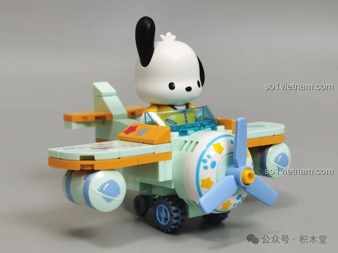 Chiếc máy bay Pochacco TC1724 đã được lắp ráp hoàn chỉnh, màu xanh mint và cam.