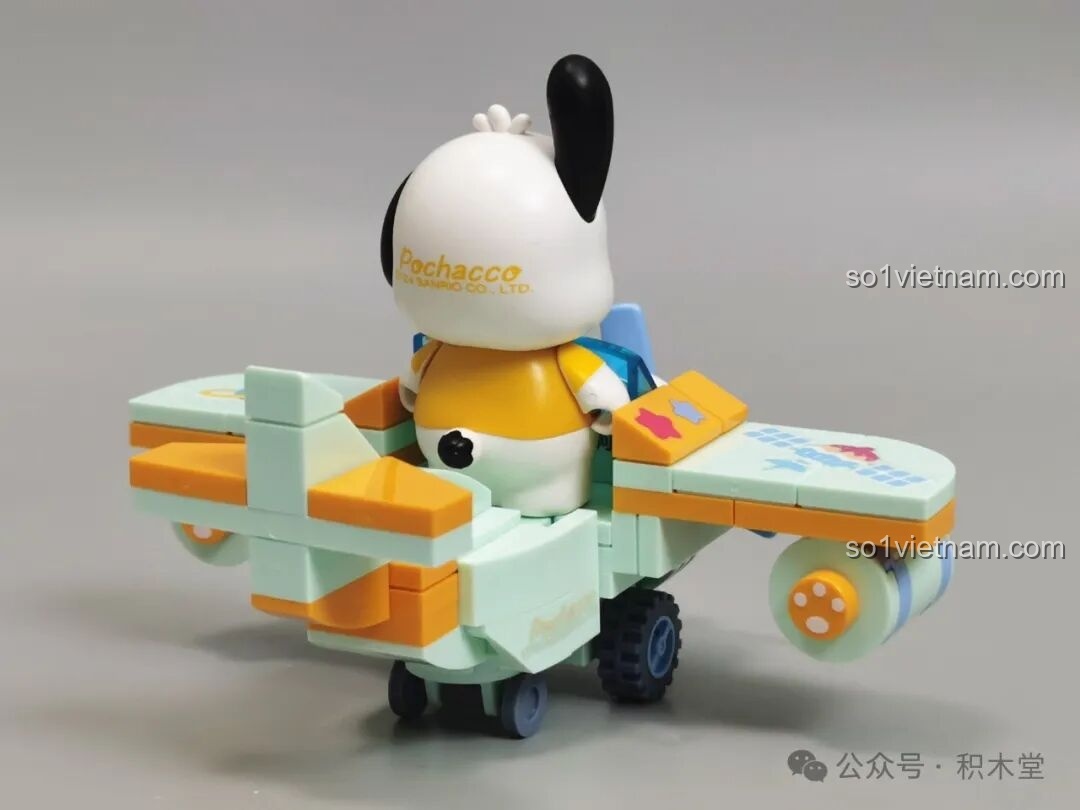 Góc nhìn từ phía sau của máy bay Pochacco TC1724, thể hiện cánh và động cơ.