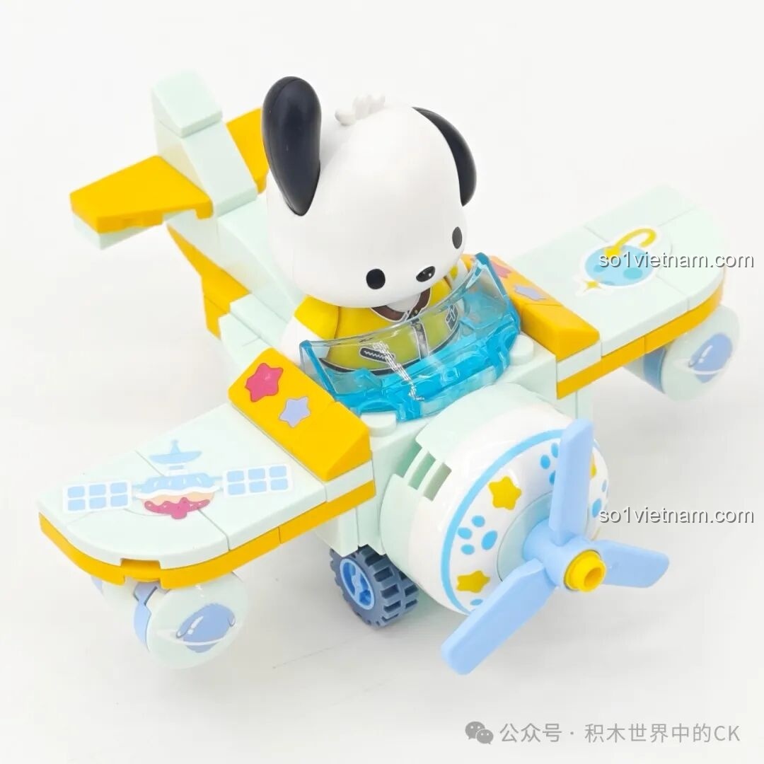 Máy bay của Pochacco trong bộ lắp ghép TOP TOY TC1724 Sanrio Characters, màu xanh mint và vàng tươi.