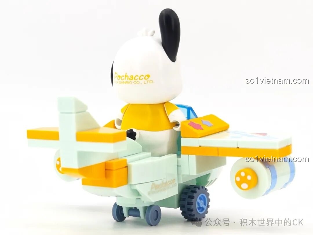 Mặt sau máy bay Pochacco, thể hiện chi tiết đuôi và bánh xe của bộ TOP TOY TC1724.