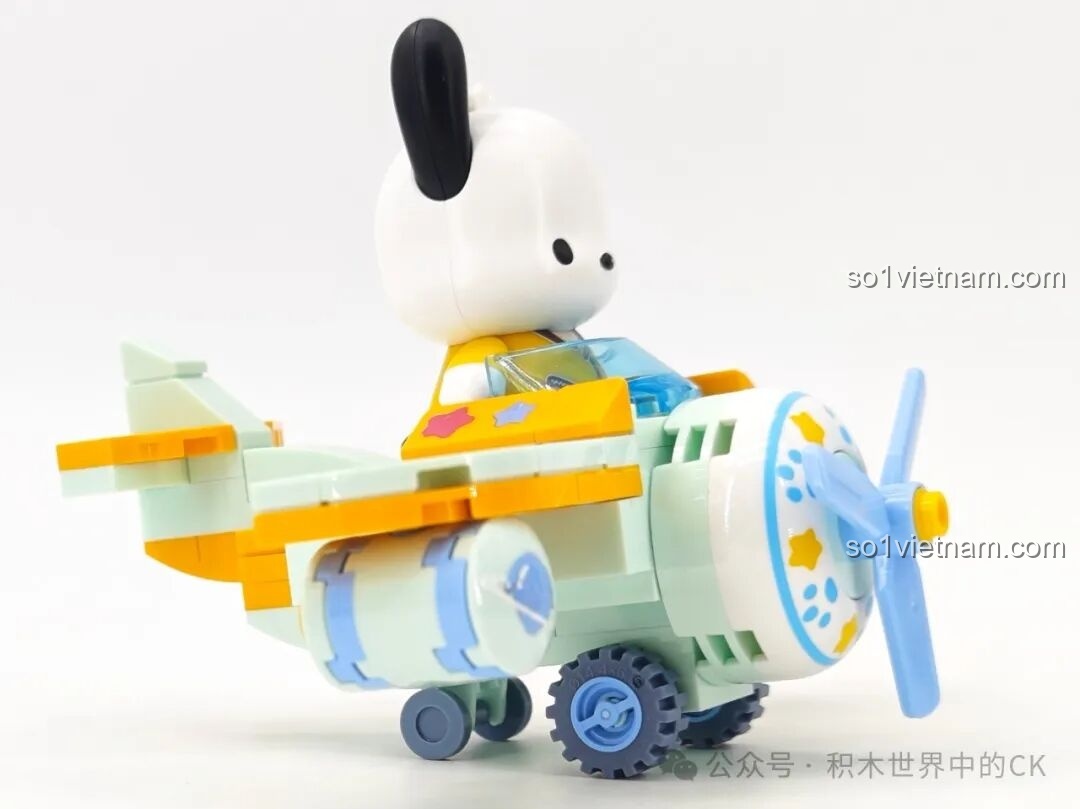 Góc nhìn bên hông của máy bay Pochacco trong bộ lắp ghép TOP TOY TC1724 Sanrio Characters.