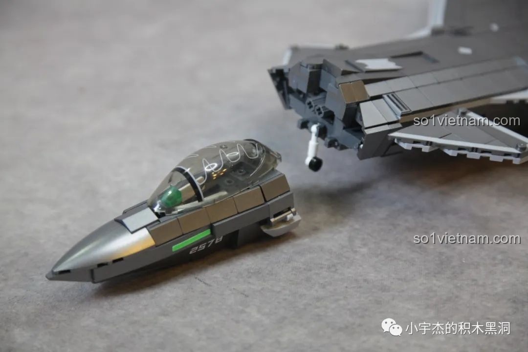 Mô hình Sluban J-20 M38-B1187 Tiêm Kích Tàng Hình Sơn Kim Loại đã hoàn thành, sẵn sàng cho việc trưng bày và khám phá các tính năng.