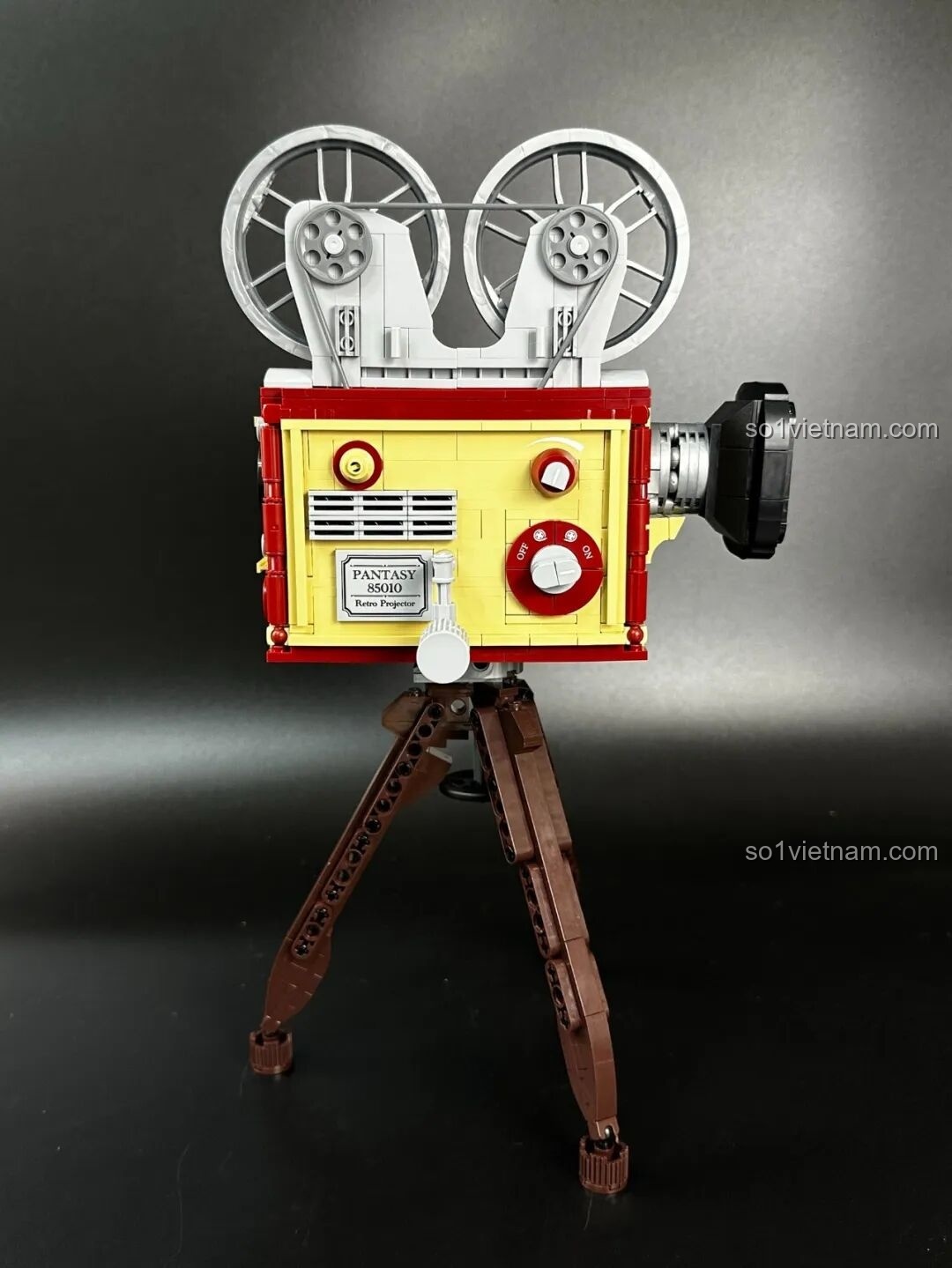 Mô hình Pantasy Máy Chiếu Phim Cổ Điển Retro 85010 đang chiếu hình ảnh Charlie Chaplin lên tường, thể hiện tính năng độc đáo của sản phẩm.