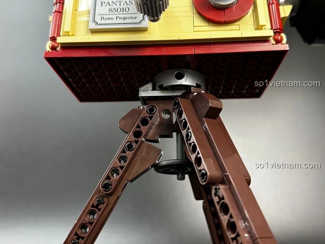 Mô hình Pantasy Máy Chiếu Phim Cổ Điển Retro 85010 đang chiếu hình ảnh Cô Bé Lọ Lem lên tường, mang đến những câu chuyện cổ tích sống động.