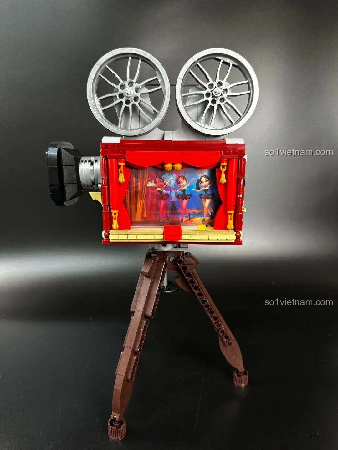 Mô hình Pantasy Máy Chiếu Phim Cổ Điển Retro 85010 được kết nối với dây cáp USB, sẵn sàng cho tính năng chiếu sáng và trình chiếu phim.