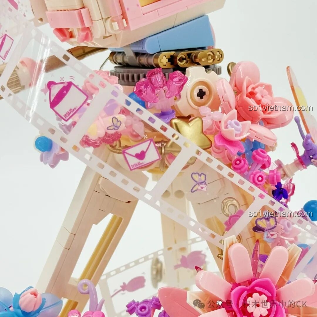 Chi tiết những bông hoa và dải phim trên máy quay phim Sembo 611106