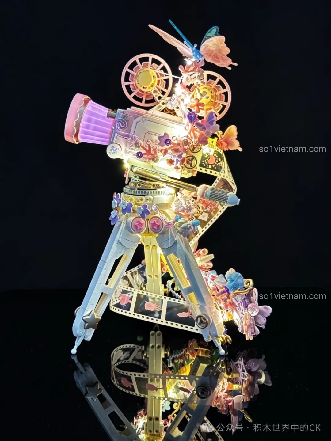 Chi tiết những bông hoa và phụ kiện vàng trên máy quay phim Sembo 611106