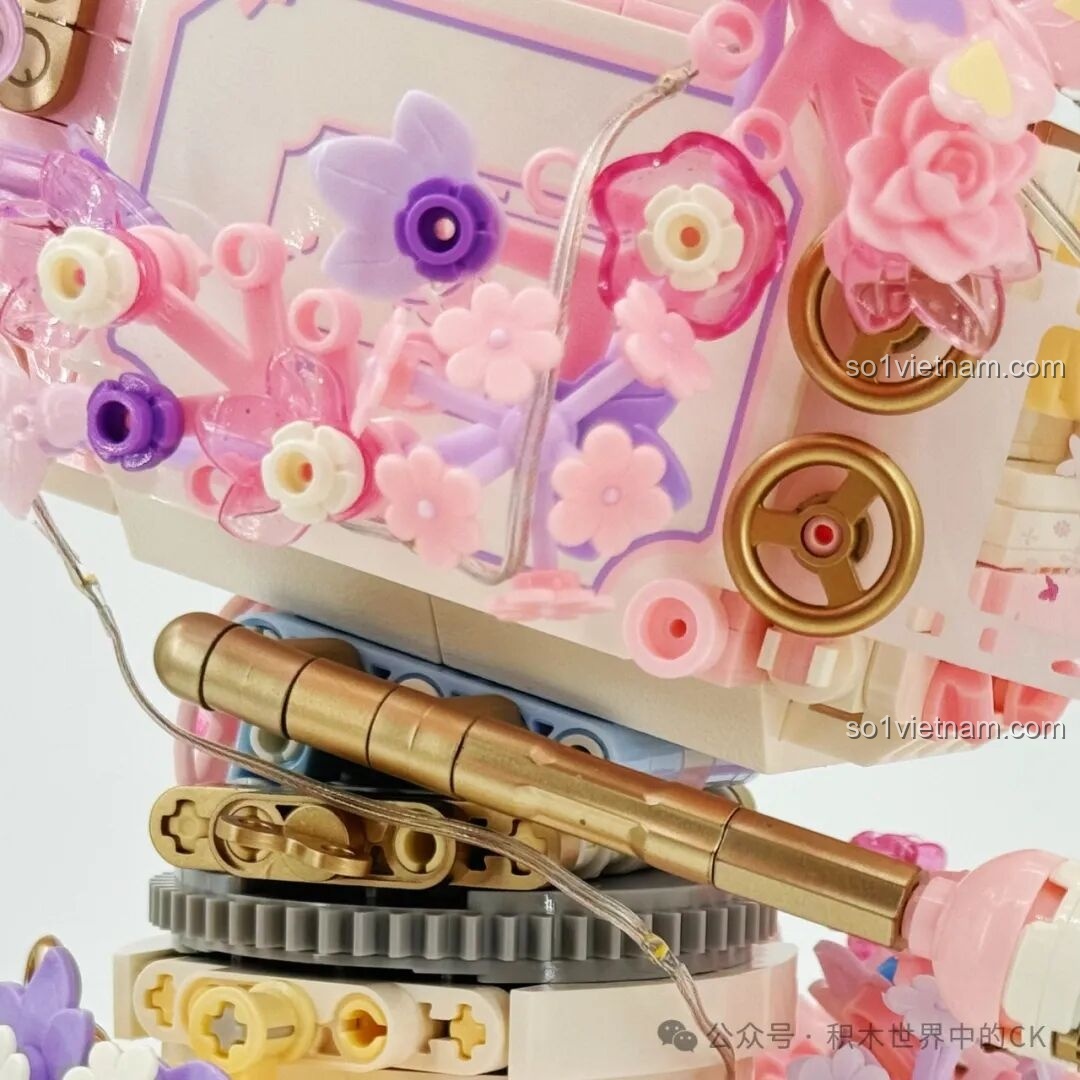 Chi tiết những bông hoa màu xanh và tím trên máy quay phim Sembo 611106