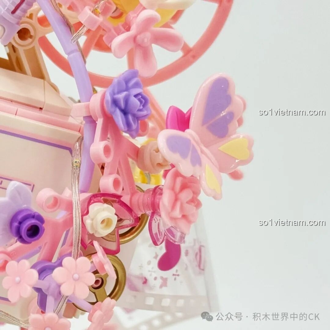 Chi tiết những bông hoa màu hồng và tím trên máy quay phim Sembo 611106