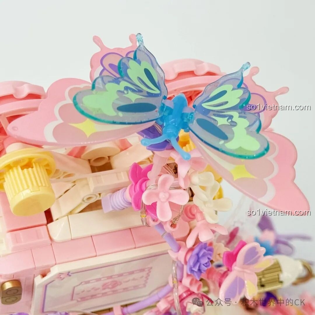 Chi tiết những bông hoa và phụ kiện vàng trên máy quay phim Sembo 611106