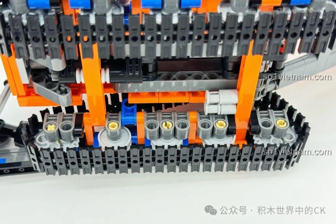 Tay người đang điều chỉnh phần lưỡi xúc của Máy Xúc Đất Nông Nghiệp JIESTAR 59231