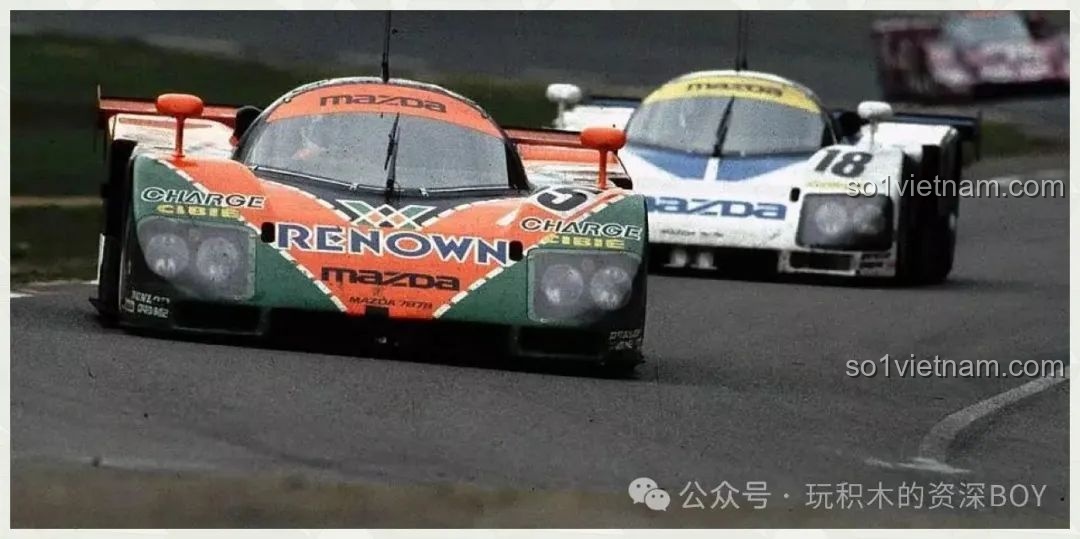 Hình ảnh chiếc xe đua Mazda 787B số 5 huyền thoại trên đường đua Le Mans, biểu tượng của tốc độ và sức bền.