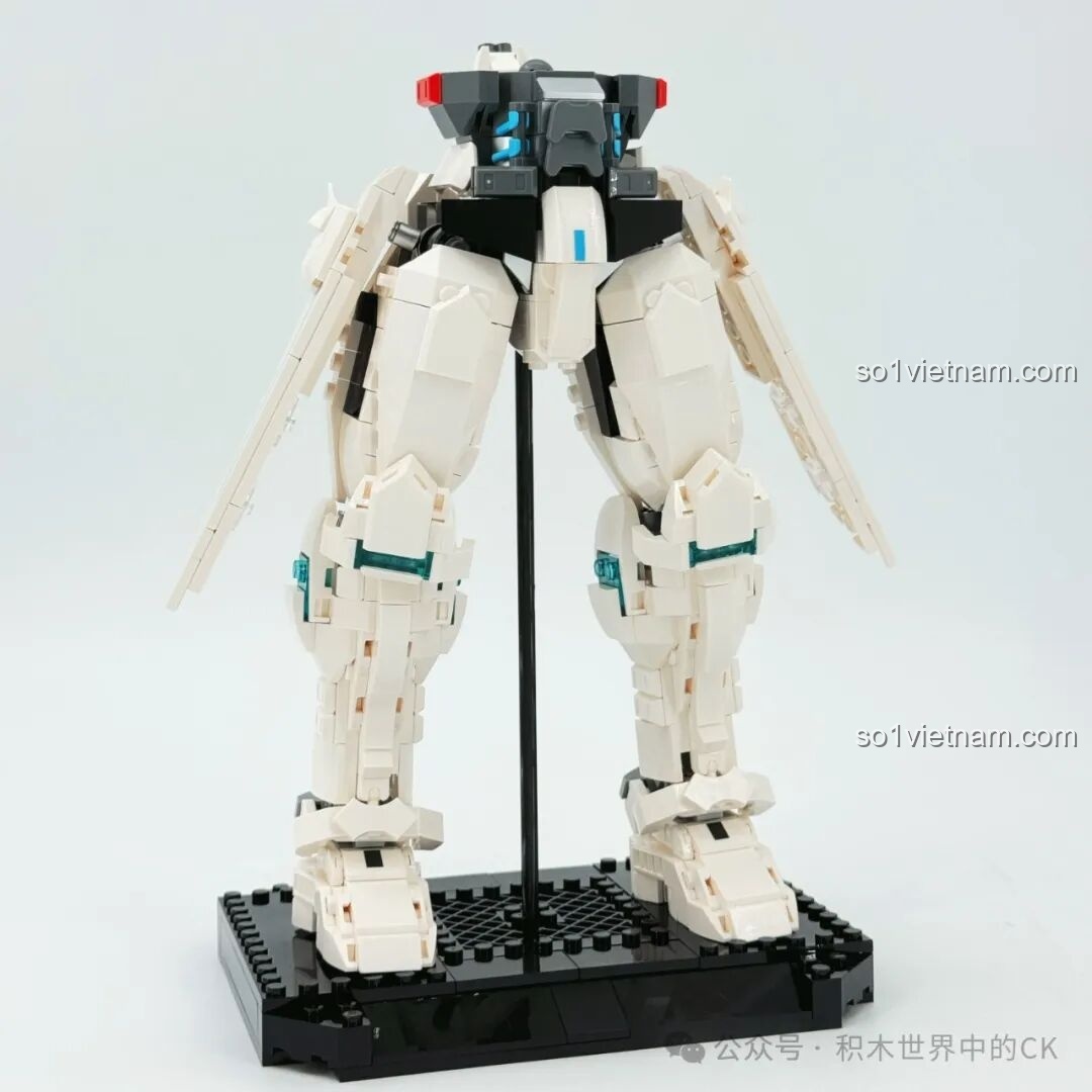 Mô hình Mech Hạ Hầu Đôn Vô Cực Cuồng Phong TOP TOY TC2407 đang được lắp ráp.