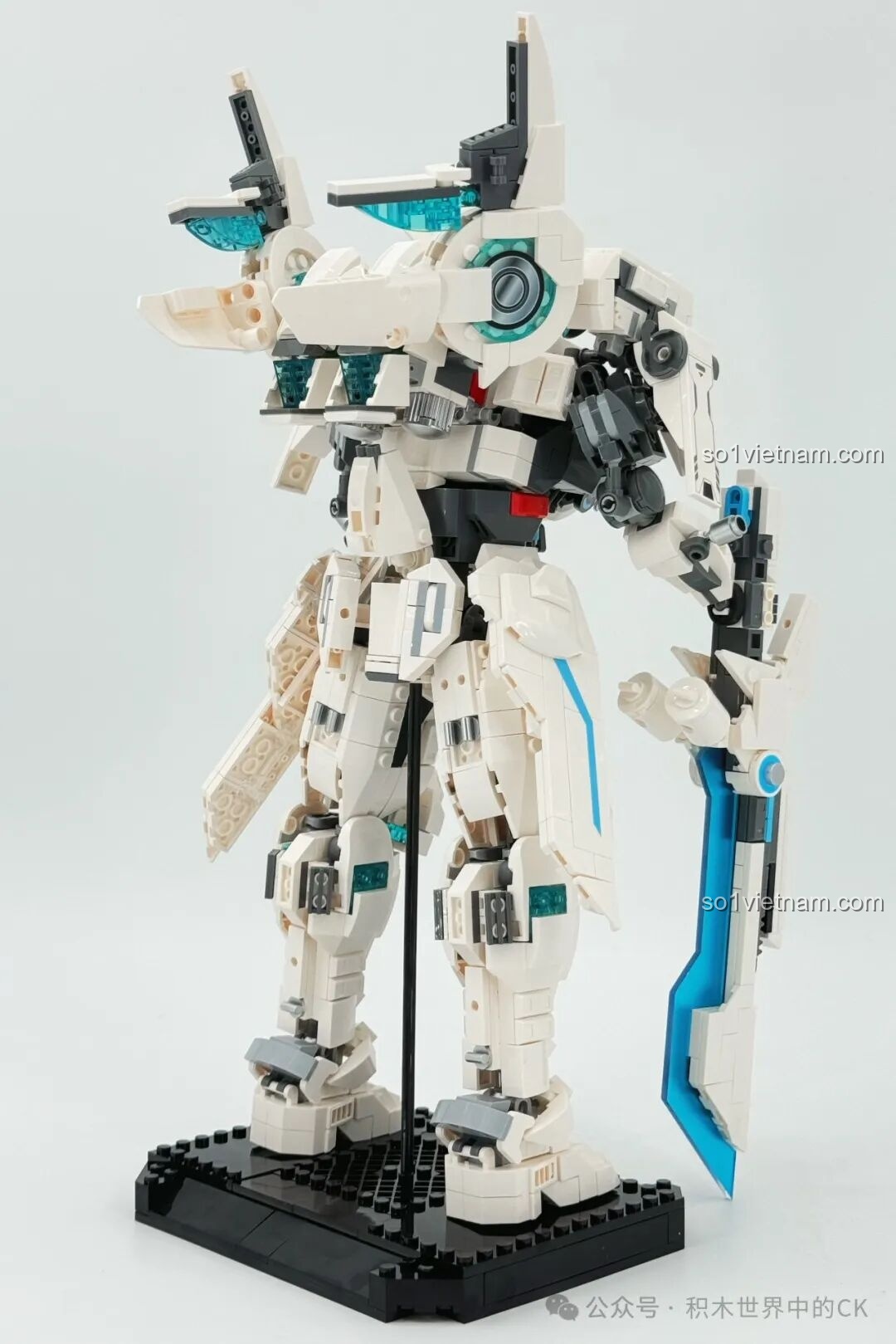 Mô hình Mech Hạ Hầu Đôn Vô Cực Cuồng Phong TOP TOY TC2407 đang được lắp ráp.