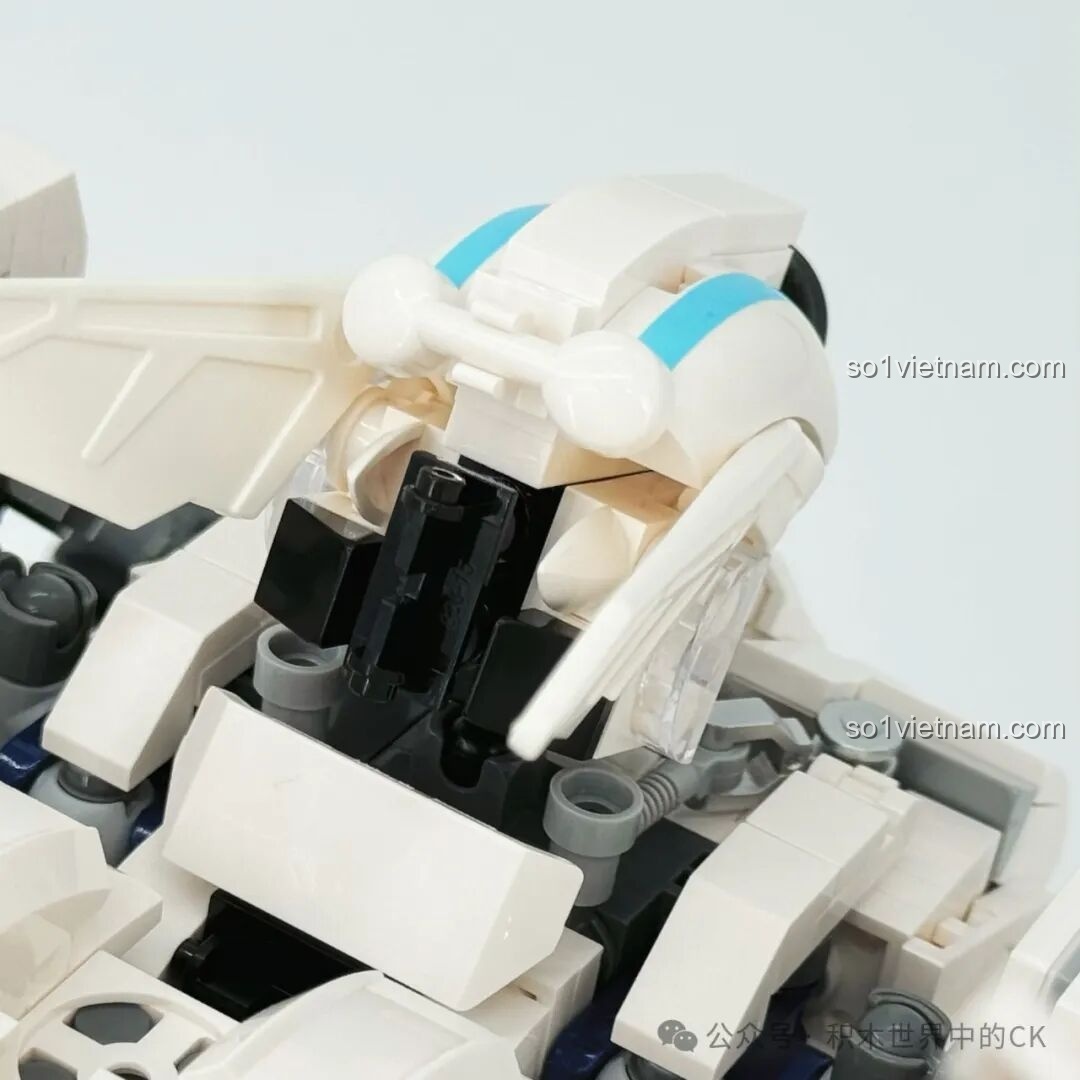 Cận cảnh chi tiết phần đầu của Mech Hạ Hầu Đôn Vô Cực Cuồng Phong TOP TOY TC2407.