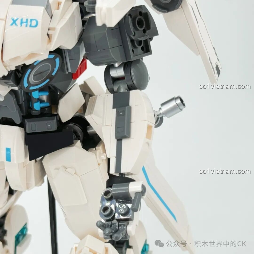 Chi tiết phần đế của Mech Hạ Hầu Đôn Vô Cực Cuồng Phong TOP TOY TC2407.