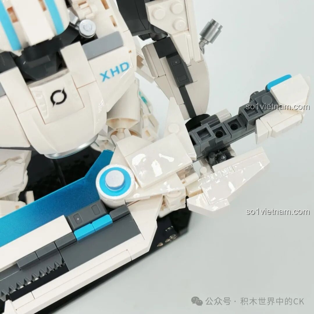 Cận cảnh chi tiết phần đầu của Mech Hạ Hầu Đôn Vô Cực Cuồng Phong TOP TOY TC2407.