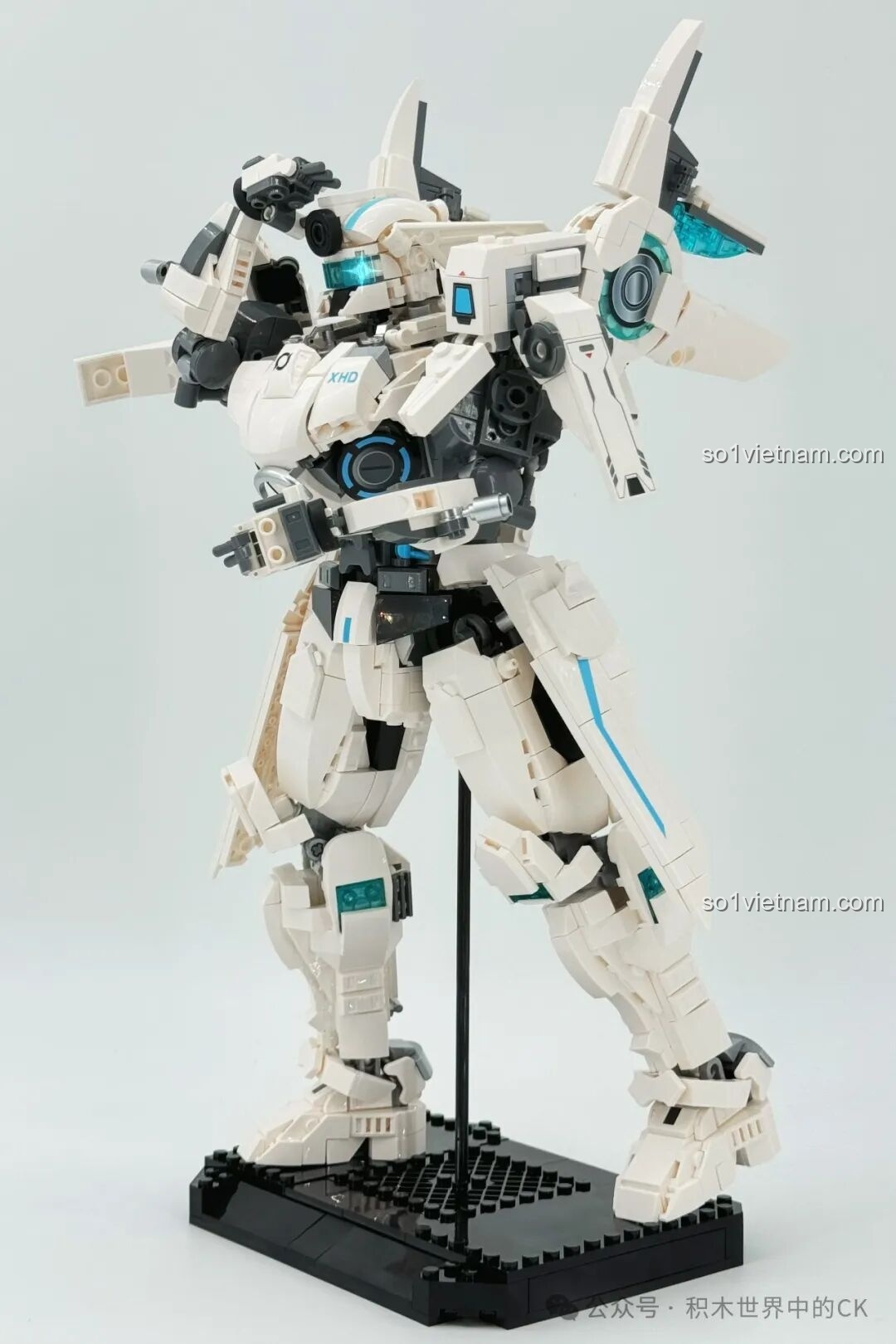 Mô hình Mech Hạ Hầu Đôn Vô Cực Cuồng Phong TOP TOY TC2407 đang được lắp ráp.