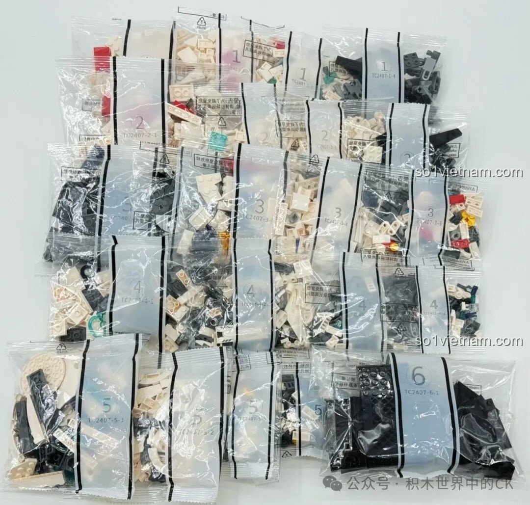 Các túi mảnh ghép bên trong hộp Mech Hạ Hầu Đôn Vô Cực Cuồng Phong TOP TOY TC2407.