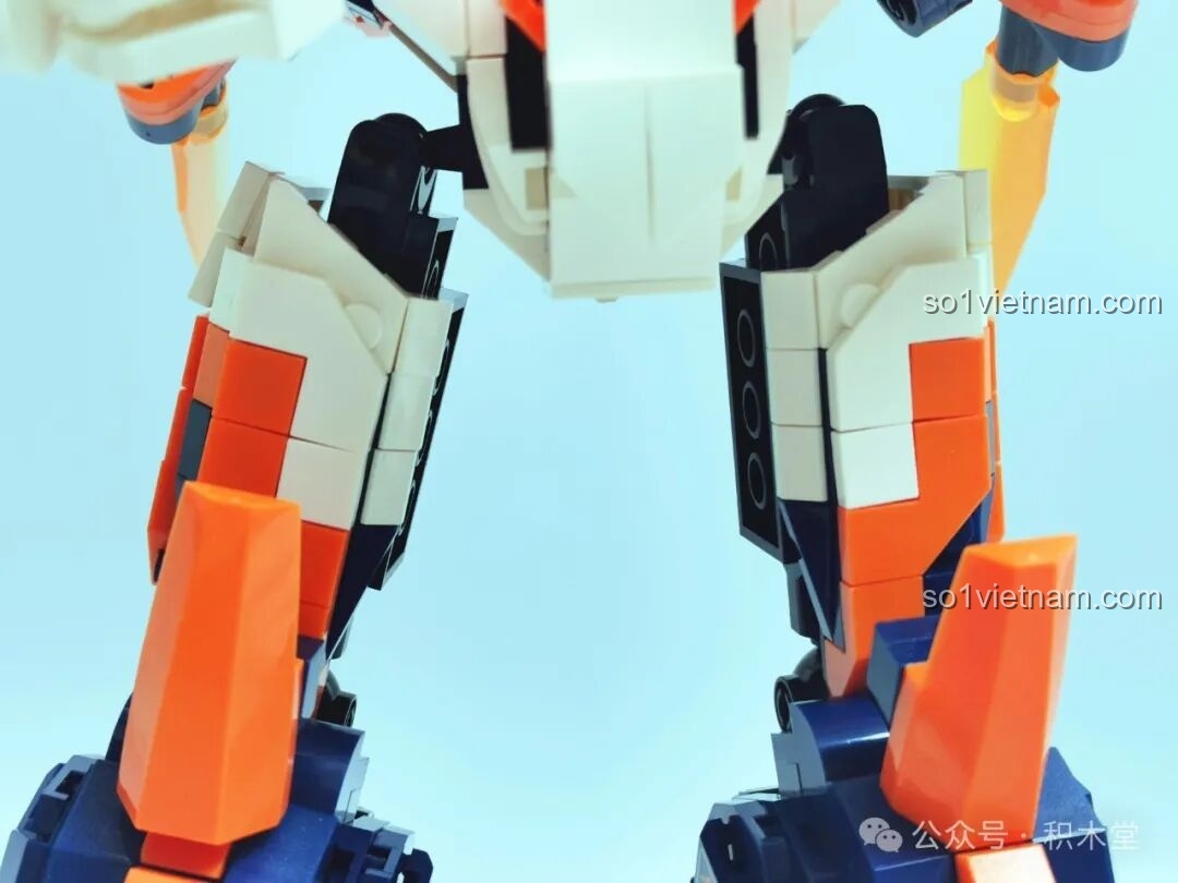 Cận cảnh chi tiết phần chân của WOMA C4005 Thiên Khung Giải Phóng Giả, với các lớp giáp và họa tiết in ấn rõ ràng, tạo nên vẻ ngoài mạnh mẽ và vững chãi.