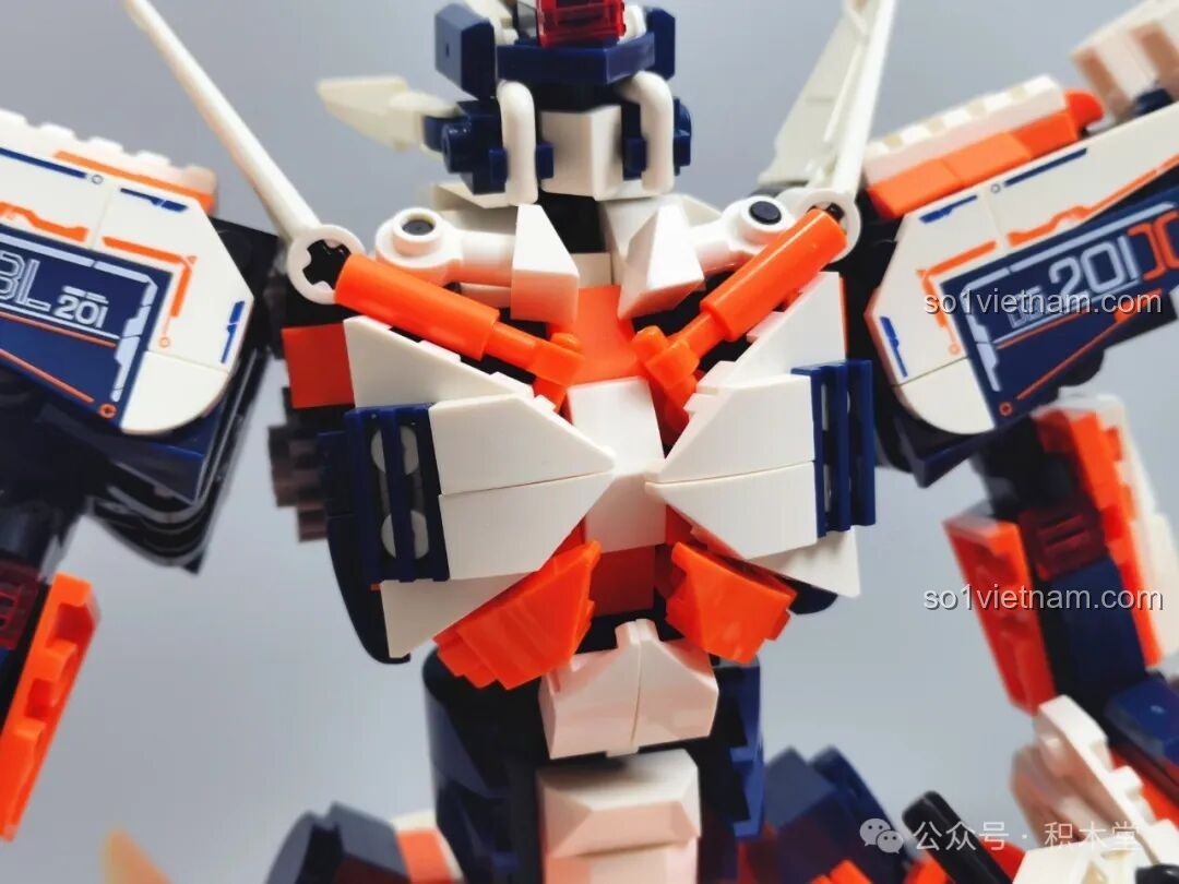 Cận cảnh phần giáp ngực của WOMA C4005 Thiên Khung Giải Phóng Giả, với các lớp giáp xếp chồng lên nhau tạo chiều sâu và các chi tiết in ấn sắc nét.