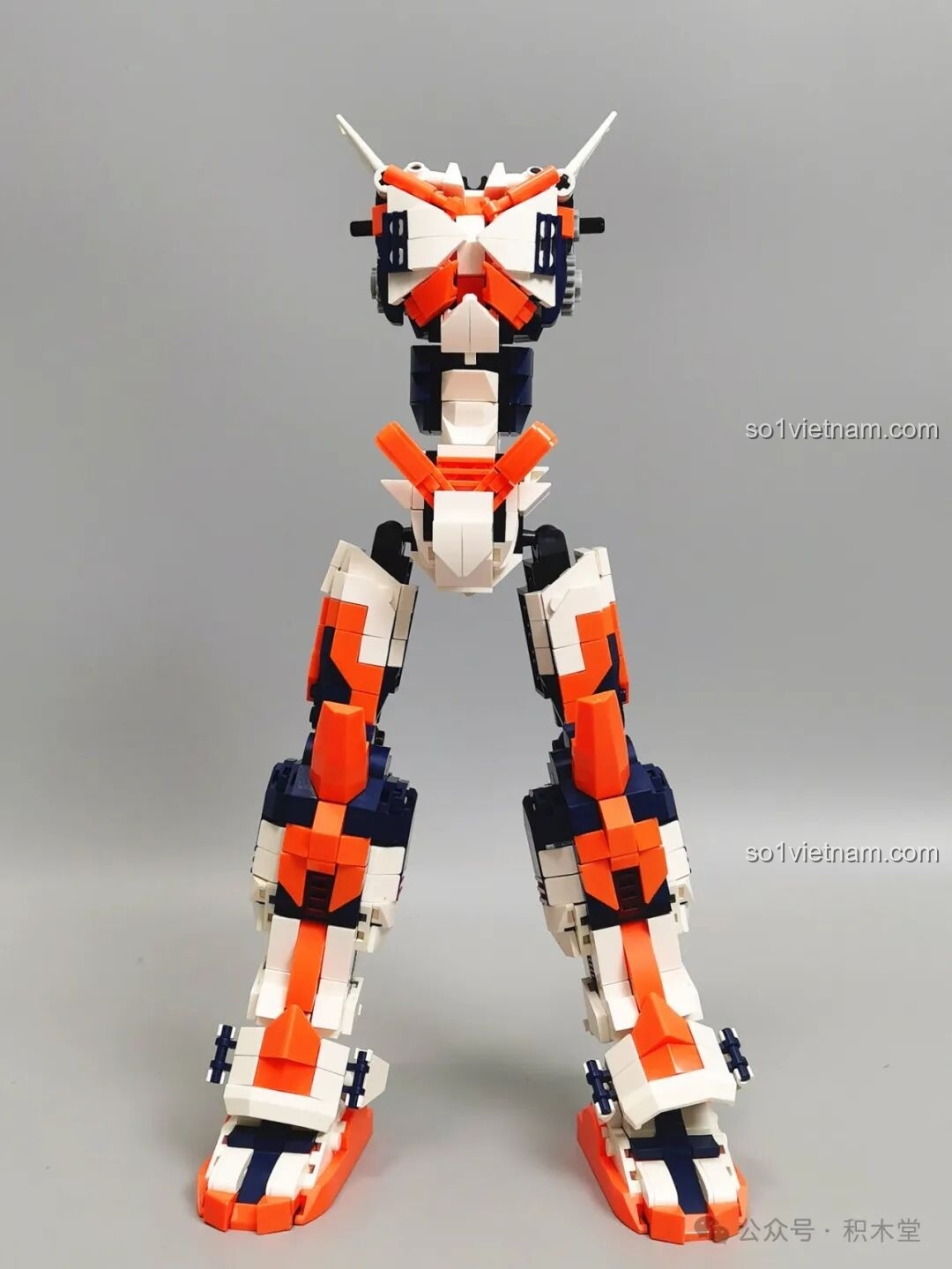 Đôi chân của mecha chiến binh WOMA C4005 Thiên Khung Giải Phóng Giả đã được lắp ráp hoàn chỉnh, đứng vững chãi, sẵn sàng cho các bước tiếp theo của mô hình.