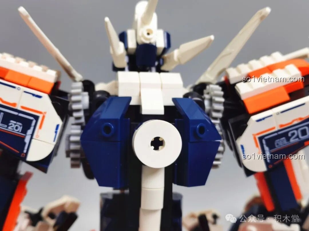 Cận cảnh khớp nối ở phần hông của WOMA C4005 Thiên Khung Giải Phóng Giả, với các chi tiết giáp nhỏ và khớp linh hoạt, giúp mecha có thể tạo nhiều tư thế.