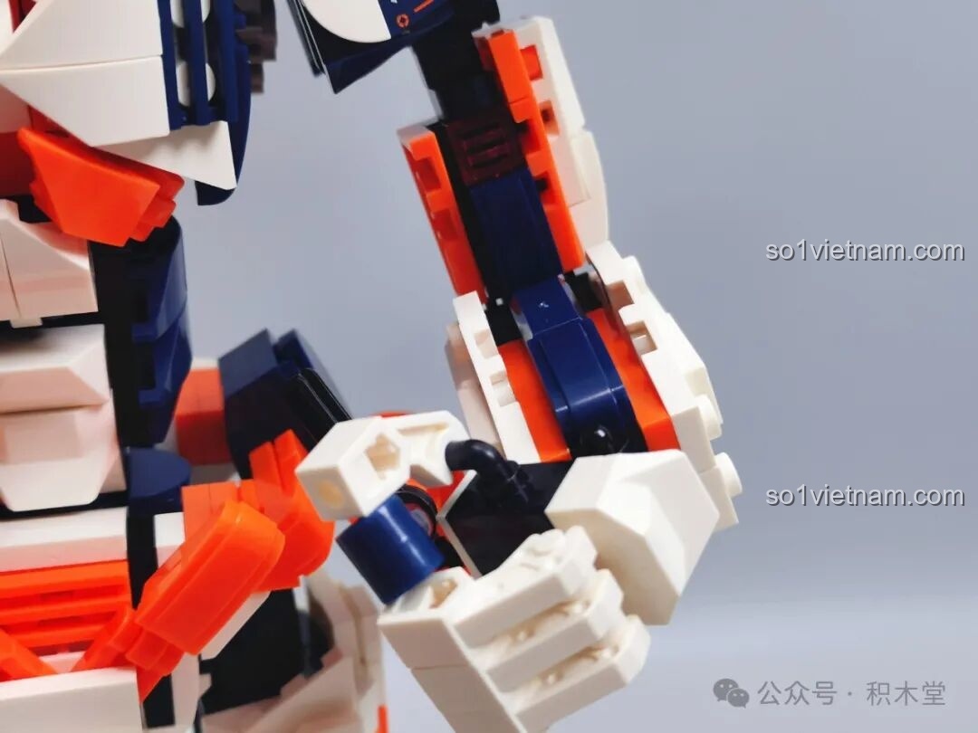 Cận cảnh khớp nối ở bắp tay của WOMA C4005 Thiên Khung Giải Phóng Giả, cho thấy cấu trúc khớp và các mảnh ghép tạo nên phần cánh tay, tuy nhiên khớp này có thể hơi lỏng.